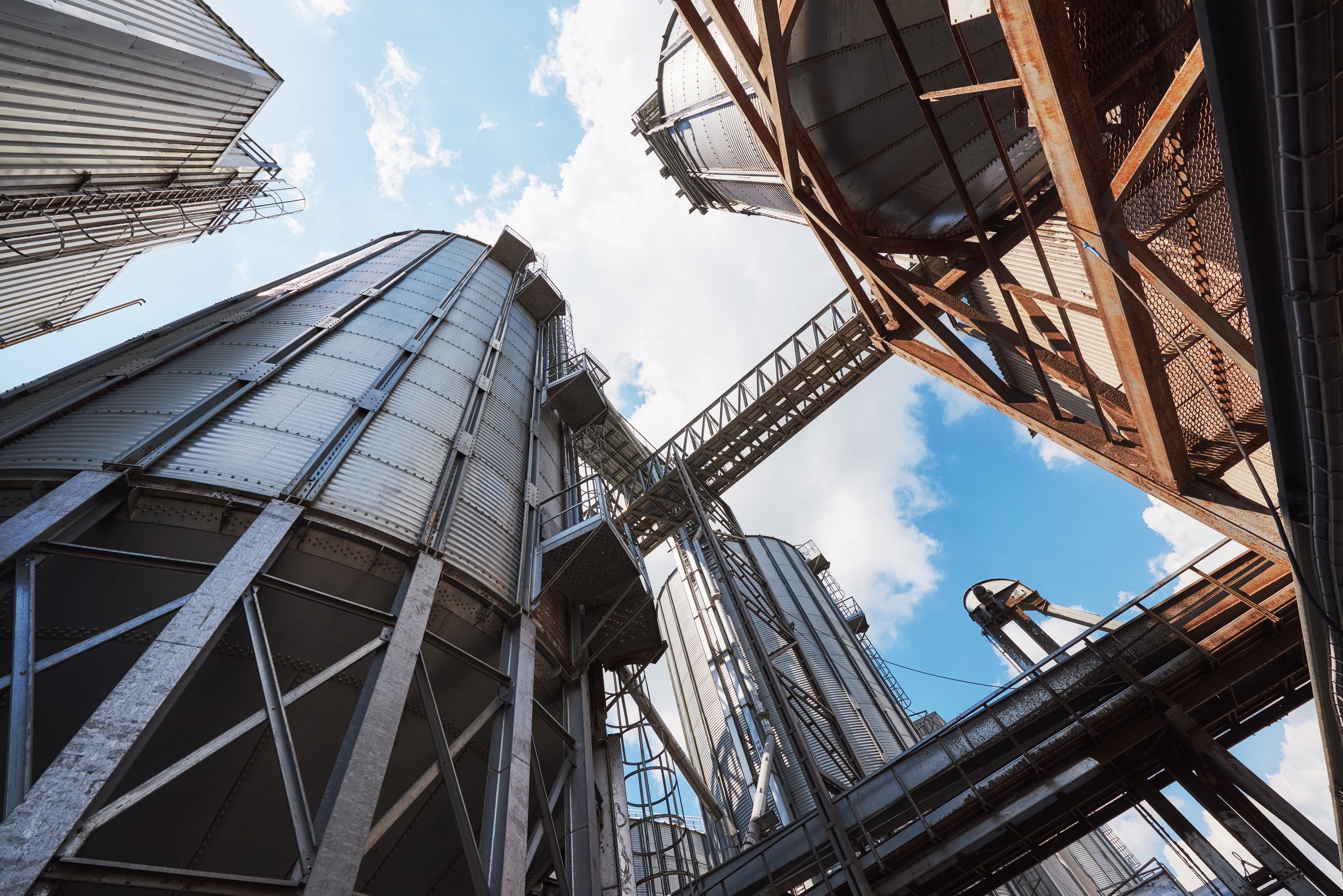 Exterior de silos industriais e estruturas de armazenagem